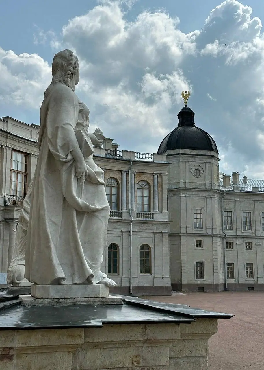 прекрасных дворцов, которые нужно посетить под Петербургом! 😍
🏛️ Гатчинский дворец
В отличие от пышного Петергофа, это настоящая рыцарская крепость | Сетка — социальная сеть от hh.ru