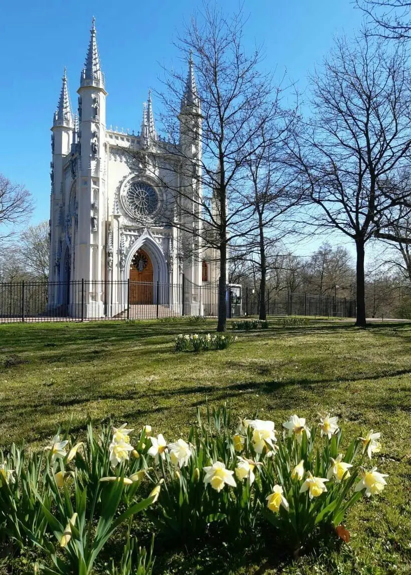прекрасных дворцов, которые нужно посетить под Петербургом! 😍
🏛️ Гатчинский дворец
В отличие от пышного Петергофа, это настоящая рыцарская крепость | Сетка — социальная сеть от hh.ru