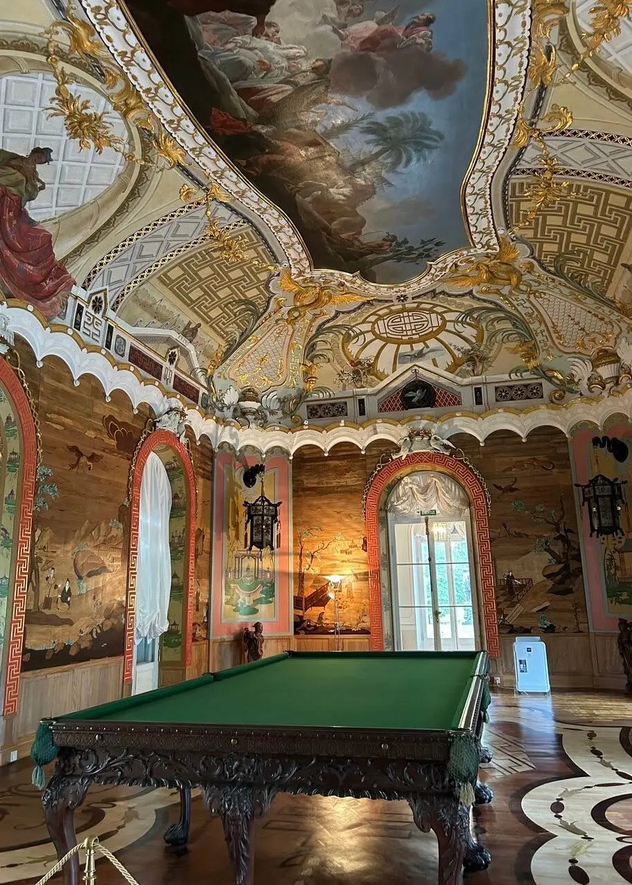прекрасных дворцов, которые нужно посетить под Петербургом! 😍
🏛️ Гатчинский дворец
В отличие от пышного Петергофа, это настоящая рыцарская крепость | Сетка — социальная сеть от hh.ru