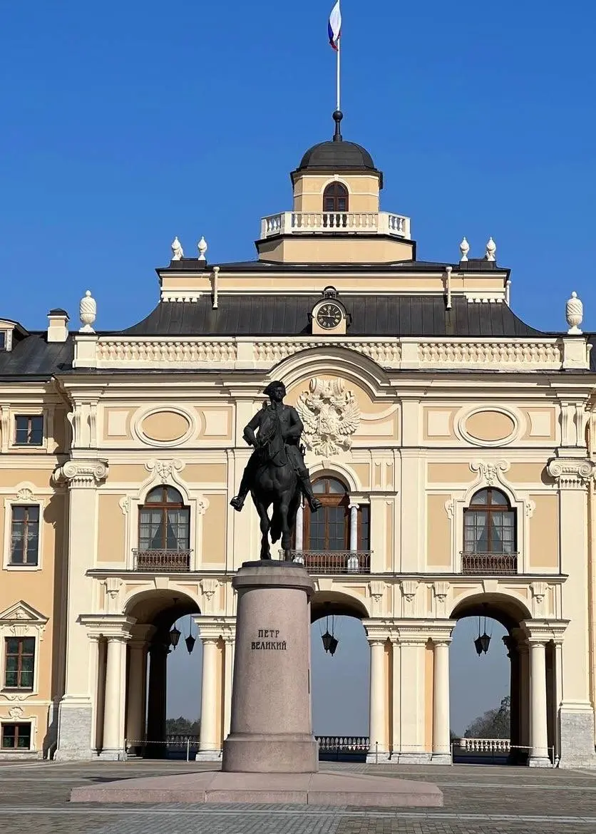 прекрасных дворцов, которые нужно посетить под Петербургом! 😍
🏛️ Гатчинский дворец
В отличие от пышного Петергофа, это настоящая рыцарская крепость | Сетка — социальная сеть от hh.ru