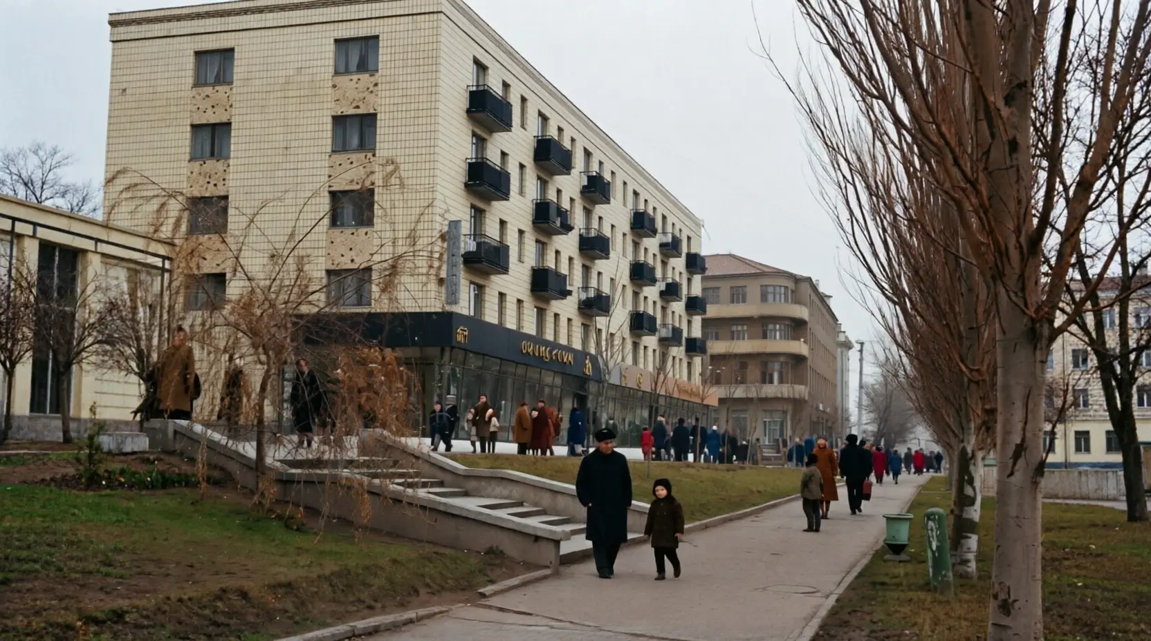 Жданов. Декабрь 1967 г. Гастроном "Донецк" в жилом доме на проспекте Ленина. | Сетка — социальная сеть от hh.ru
