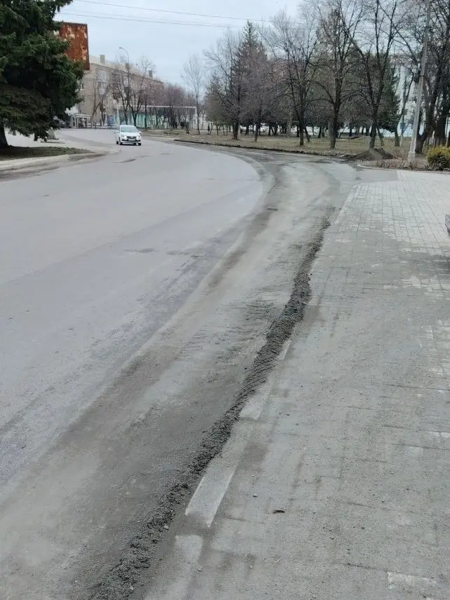 Шурует так, аж пыль столбом
В Шахтёрске специалисты государственного предприятия «Донснабкомплект» провели механизированную очистку проезжей части от пыли и грязи на улицах Кирова и Овощной. | Сетка — социальная сеть от hh.ru