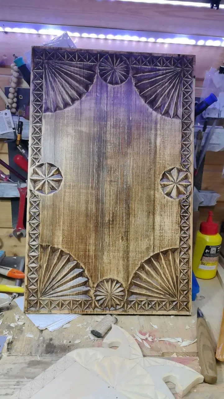 Закончил сегодня основу для зеркала. Щит кедр разырганный и выигранный в клубе школы Екатерины Попковой @Rezchikdereva. Как оказалось резать керд очень приятно.
Морилка шоколад, лак на водной основе | Сетка — социальная сеть от hh.ru