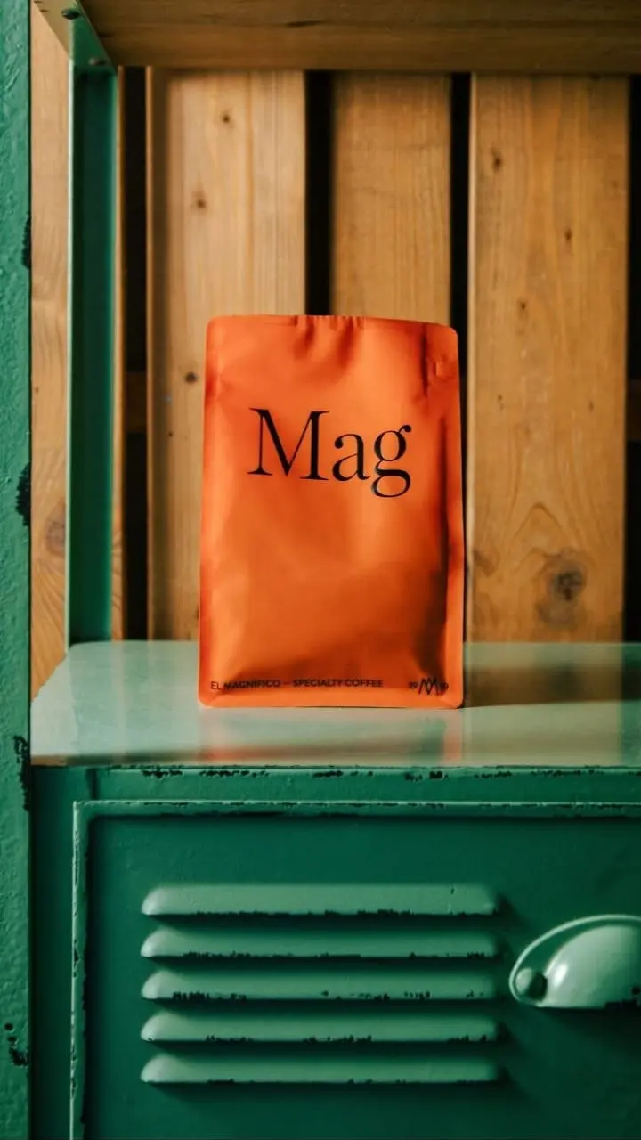 Цвет и форма
Именно этим меня зацепил испанский кофейный бренд El Magnifico в первую очередь | Сетка — социальная сеть от hh.ru