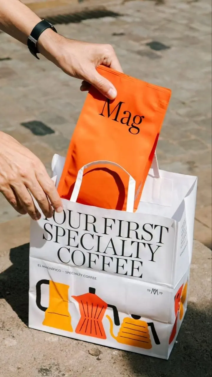 Цвет и форма
Именно этим меня зацепил испанский кофейный бренд El Magnifico в первую очередь | Сетка — социальная сеть от hh.ru