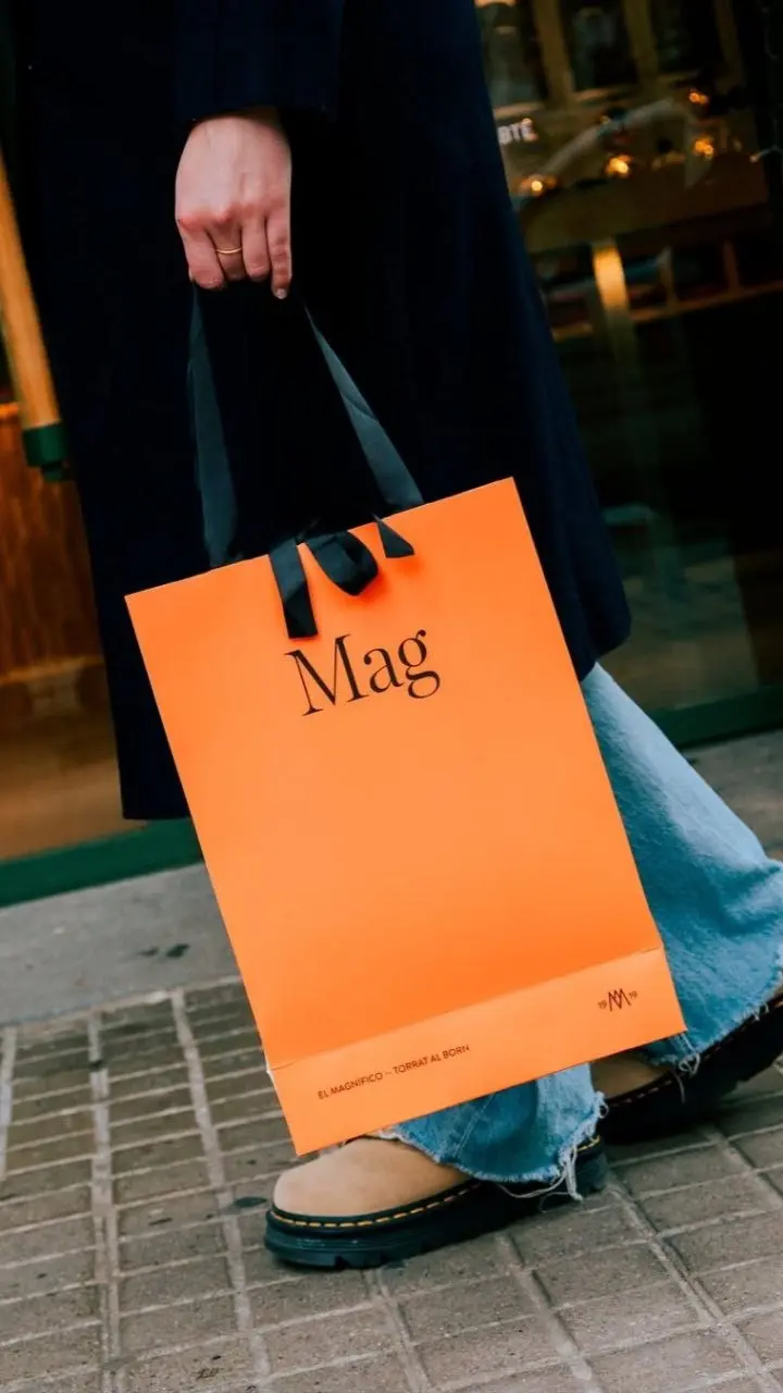 Цвет и форма
Именно этим меня зацепил испанский кофейный бренд El Magnifico в первую очередь | Сетка — социальная сеть от hh.ru