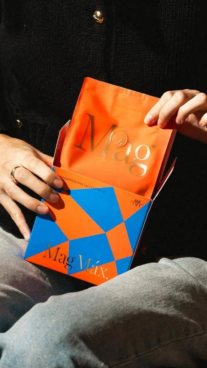 Цвет и форма
Именно этим меня зацепил испанский кофейный бренд El Magnifico в первую очередь | Сетка — социальная сеть от hh.ru