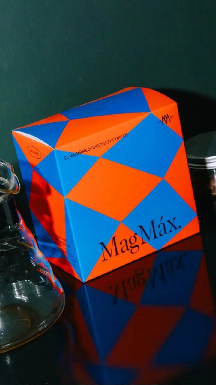 Цвет и форма
Именно этим меня зацепил испанский кофейный бренд El Magnifico в первую очередь | Сетка — социальная сеть от hh.ru