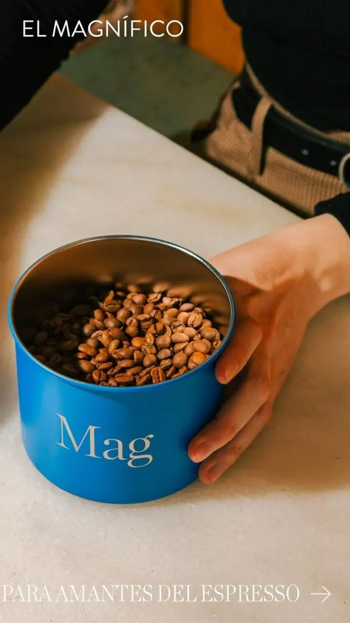 Цвет и форма
Именно этим меня зацепил испанский кофейный бренд El Magnifico в первую очередь | Сетка — социальная сеть от hh.ru