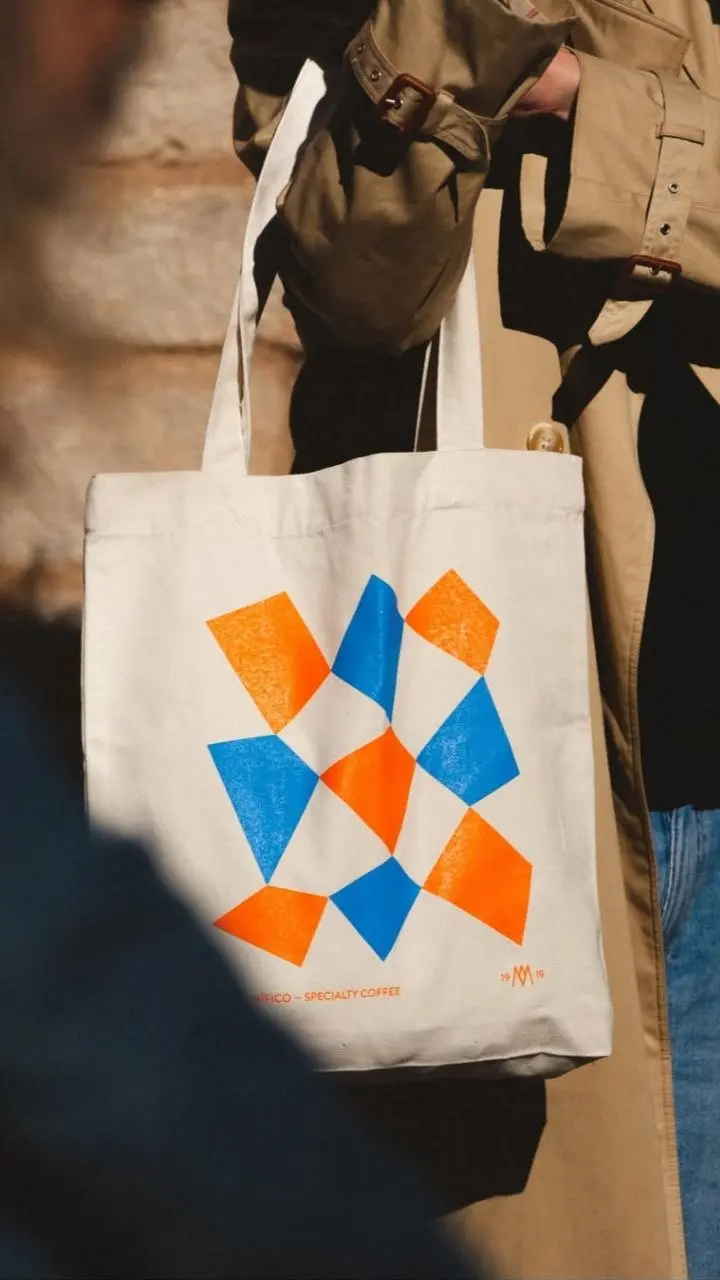 Цвет и форма
Именно этим меня зацепил испанский кофейный бренд El Magnifico в первую очередь | Сетка — социальная сеть от hh.ru