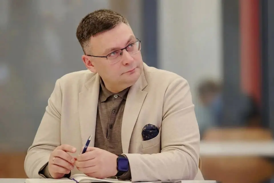 В Москве арестован замглавы общества «Знание» Антон Сериков по подозрению в растрате в особо крупном размере. Сериков также руководит образовательным центром «Машук». | Сетка — социальная сеть от hh.ru