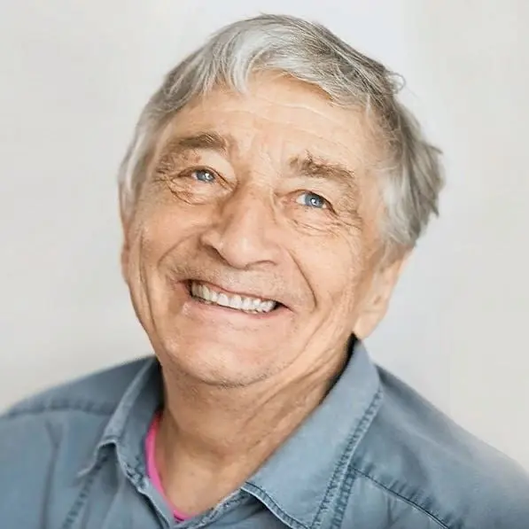 📜 Эдуард Успенский
Мама приходит с работы, мама снимает боты,
Мама проходит в дом, мама глядит кругом.

Был на квартиру налёт? - Нет.
К нам заходил бегемот? - Нет.
Может быть, дом не наш? - Наш | Сетка — социальная сеть от hh.ru