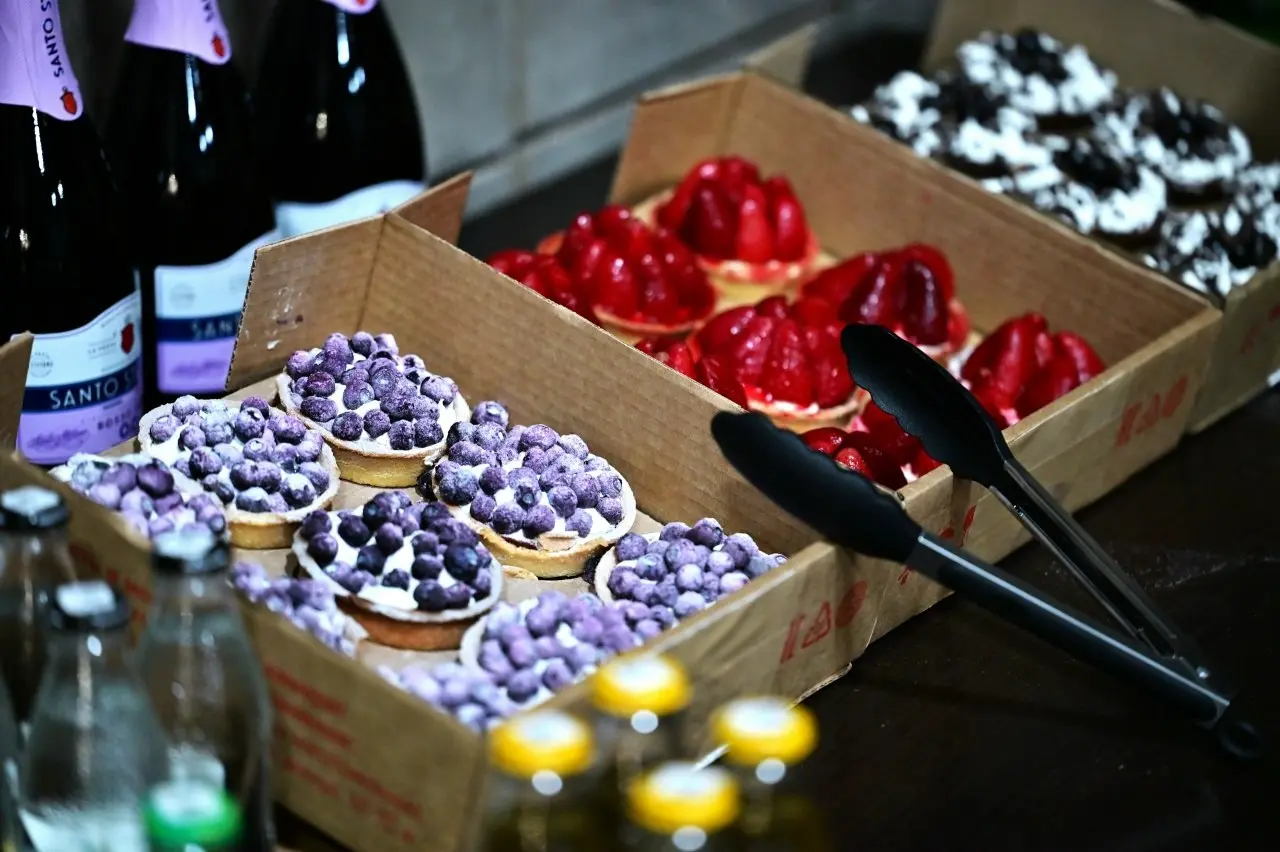 Пусть выходные будут сладкими! До ягодного сезона ещё далеко, но артЭПИЦЕНТР всех радует весенним настроением и летними ягодами | Сетка — социальная сеть от hh.ru