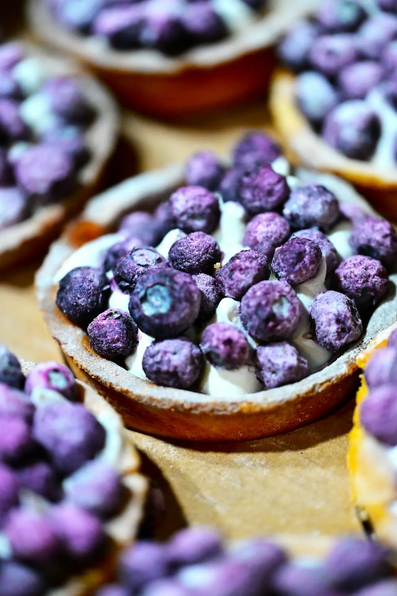 Пусть выходные будут сладкими! До ягодного сезона ещё далеко, но артЭПИЦЕНТР всех радует весенним настроением и летними ягодами | Сетка — социальная сеть от hh.ru