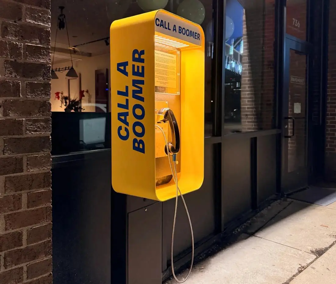 Забавная социальная кампания, которая направлена на то, чтобы преодолеть разрыв между поколениями. В кампусе Бостонского университета установили таксофоны с надписью "позвони бумеру" | Сетка — социальная сеть от hh.ru