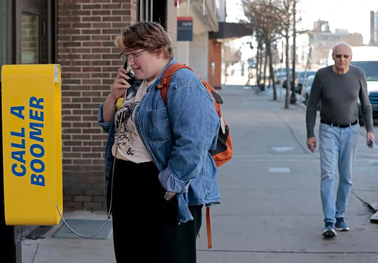 Забавная социальная кампания, которая направлена на то, чтобы преодолеть разрыв между поколениями. В кампусе Бостонского университета установили таксофоны с надписью "позвони бумеру" | Сетка — социальная сеть от hh.ru