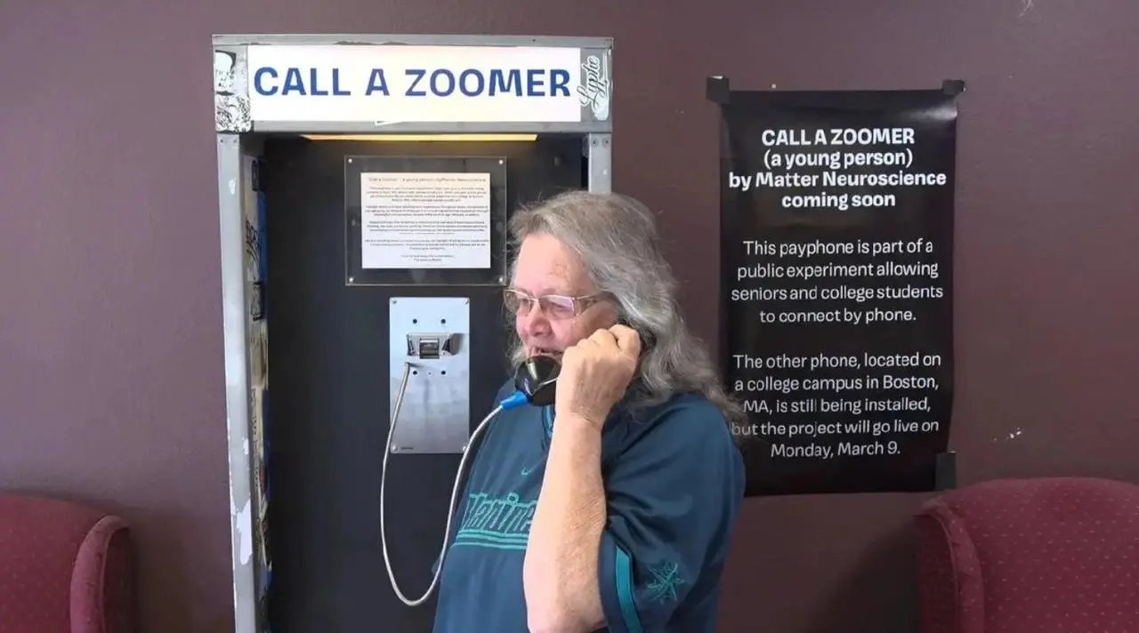 Забавная социальная кампания, которая направлена на то, чтобы преодолеть разрыв между поколениями. В кампусе Бостонского университета установили таксофоны с надписью "позвони бумеру" | Сетка — социальная сеть от hh.ru