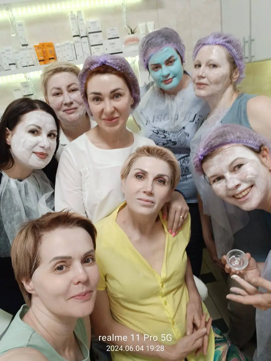 Про школу…
На встречах в Школе красоты весной часто звучит:
«Наверное, уже поздно начинать уход с кислотами…»
На самом деле весна — это как раз время мягкого обновления | Сетка — социальная сеть от hh.ru