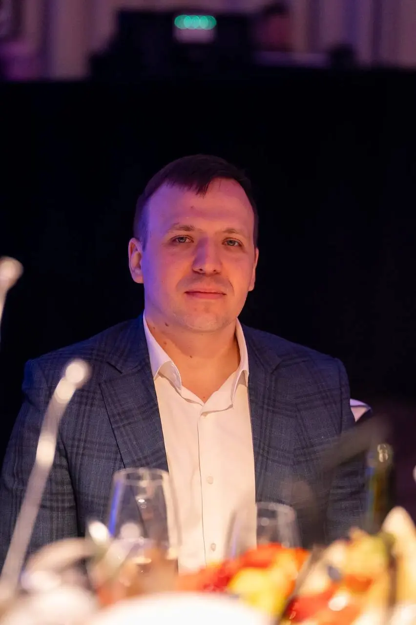 Сейчас в Москве бесконечный поток: мероприятия, фуршеты, бизнес-завтраки, встречи, тусовки.
Каждый день новые знакомства, новые разговоры, новые «возможности» | Сетка — социальная сеть от hh.ru