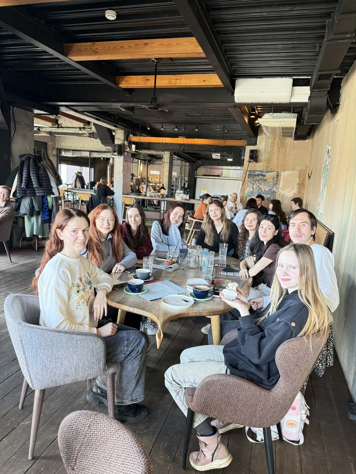 21/03/26
Вот такая солнечная встреча у нас сегодня получилось!
Обсудили:
— новые AirPods Max 2
— умение быстро печатать на клавиатуре и клавагонки
— нейросети
— как навайбкодить бот в тг и сайт
— как ... | Сетка — социальная сеть от hh.ru