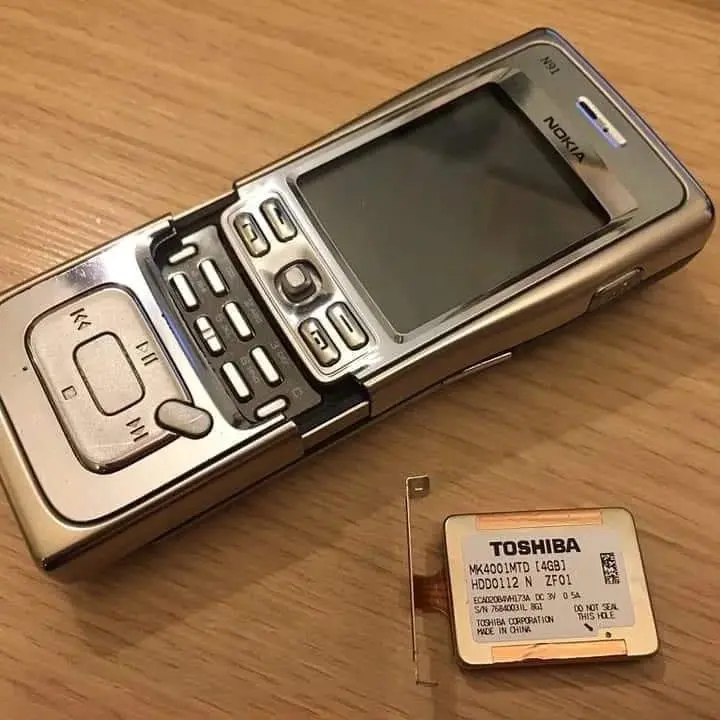 Предлагаю сделать паузу и просто посозерцать.
В 2006 году вышел телефон Nokia N91 с удивительной для того времени фишкой | Сетка — социальная сеть от hh.ru