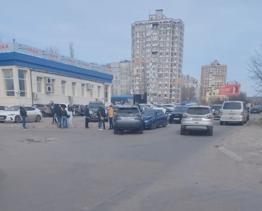 ДТП на Донской в районе Спортмакса | Сетка — социальная сеть от hh.ru