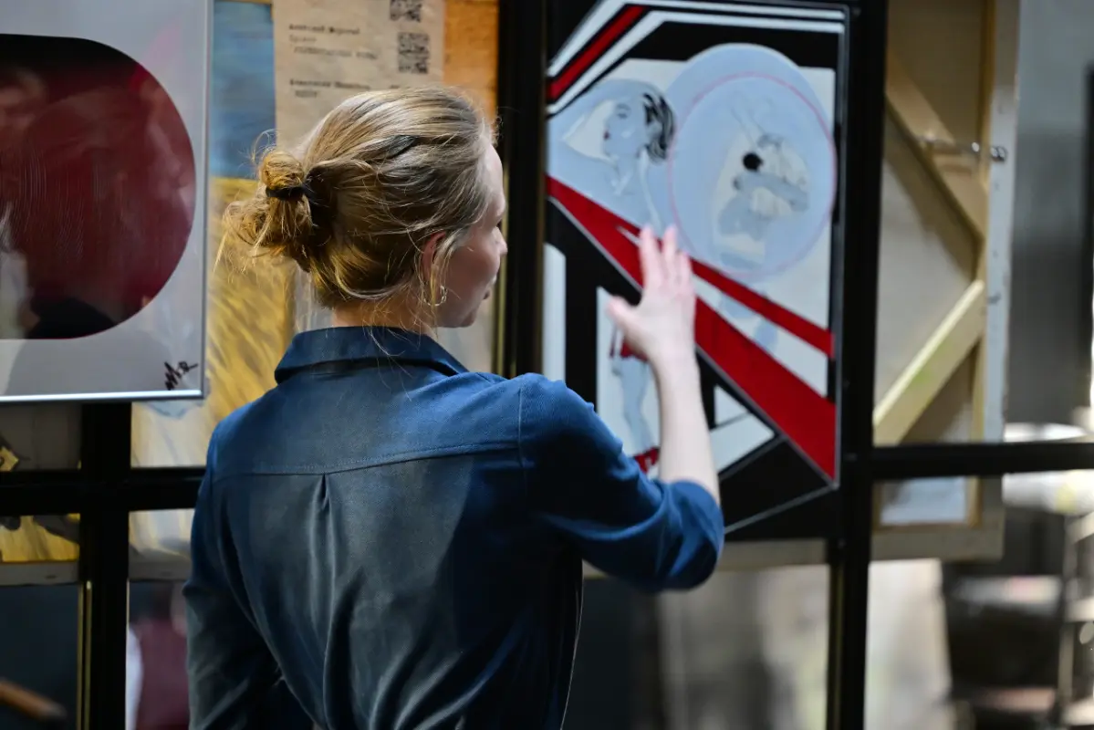 Анастасия Никитина презентует свою работу, которая победила в зрительском голосовании. А значит Анастасия приглашена к участию в #ЦЕНТРОПОЛИС осенью 2026-го и Вы увидите выбранного автора снова | Сетка — социальная сеть от hh.ru