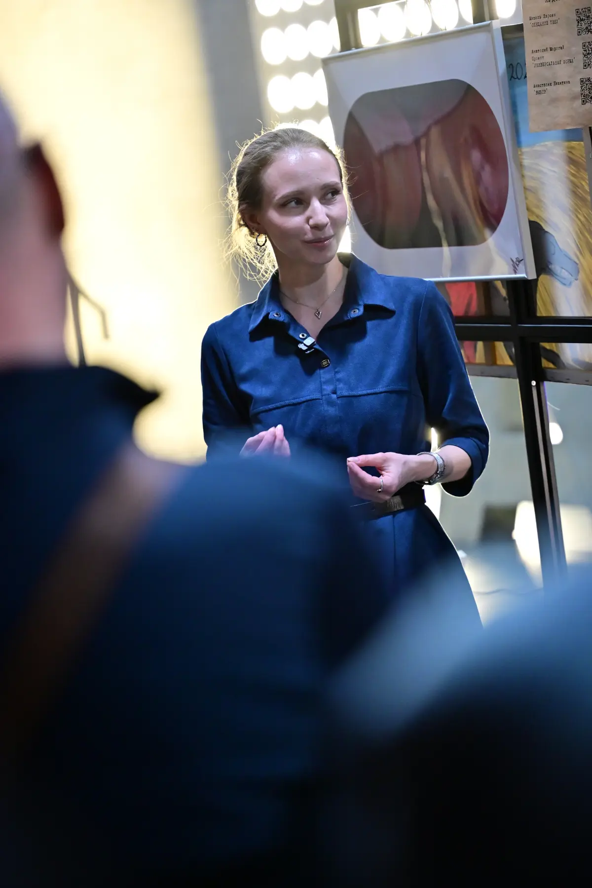 Анастасия Никитина презентует свою работу, которая победила в зрительском голосовании. А значит Анастасия приглашена к участию в #ЦЕНТРОПОЛИС осенью 2026-го и Вы увидите выбранного автора снова | Сетка — социальная сеть от hh.ru