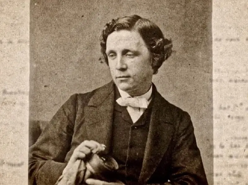 💬 Льюис Кэрролл
У меня полно приятелей и подруг, с которыми так весело прогуляться в солнечную погоду; но нет друзей на пасмурные дни.
#цитата | Сетка — социальная сеть от hh.ru