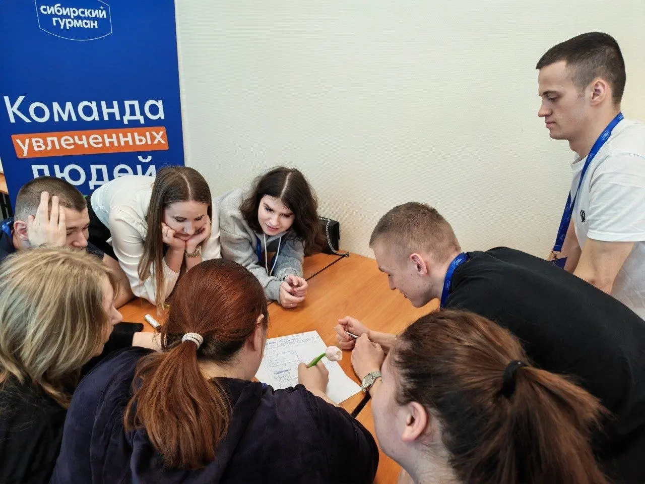 🚀 Не теория, а практика: студенты НКППиП освоили бережливое производство!
Группа студентов Новосибирского колледжа пищевой промышленности и переработки прошла курс от «Сибирского Гурмана» | Сетка — социальная сеть от hh.ru