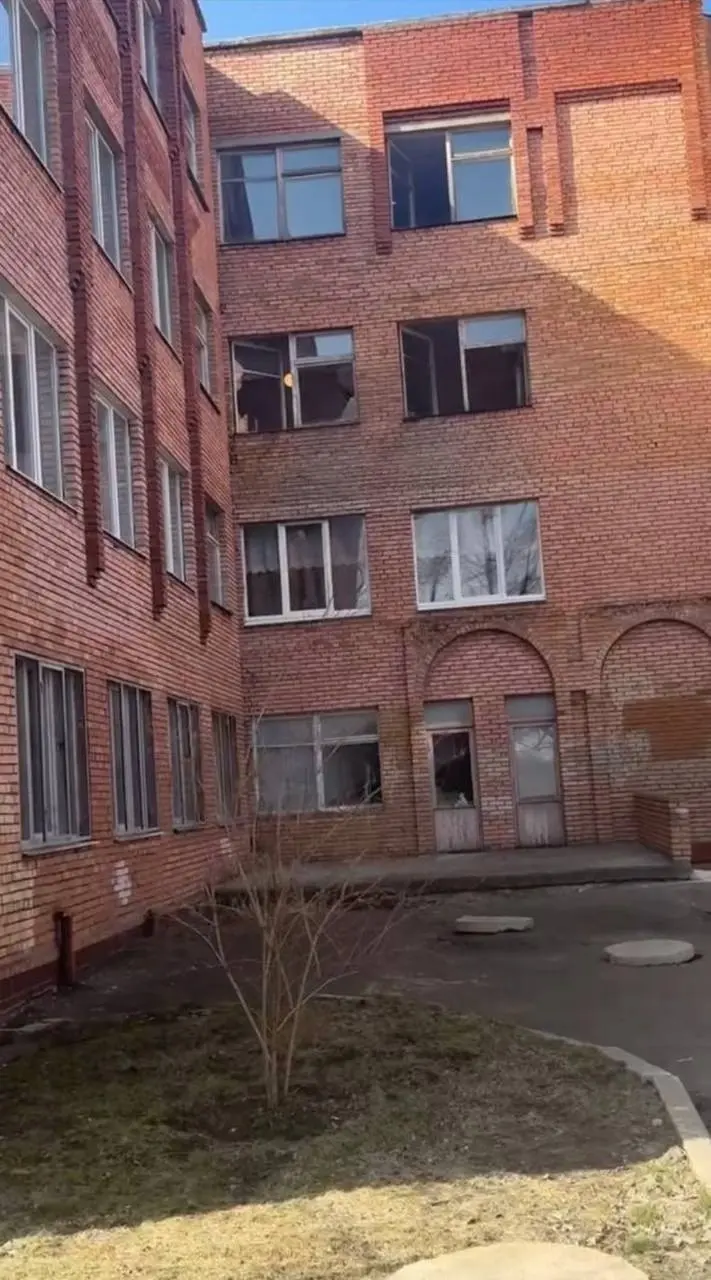 В результате ночного обстрела повылетали окна в гимназии №122 в Будённовском районе Донецка | Сетка — социальная сеть от hh.ru