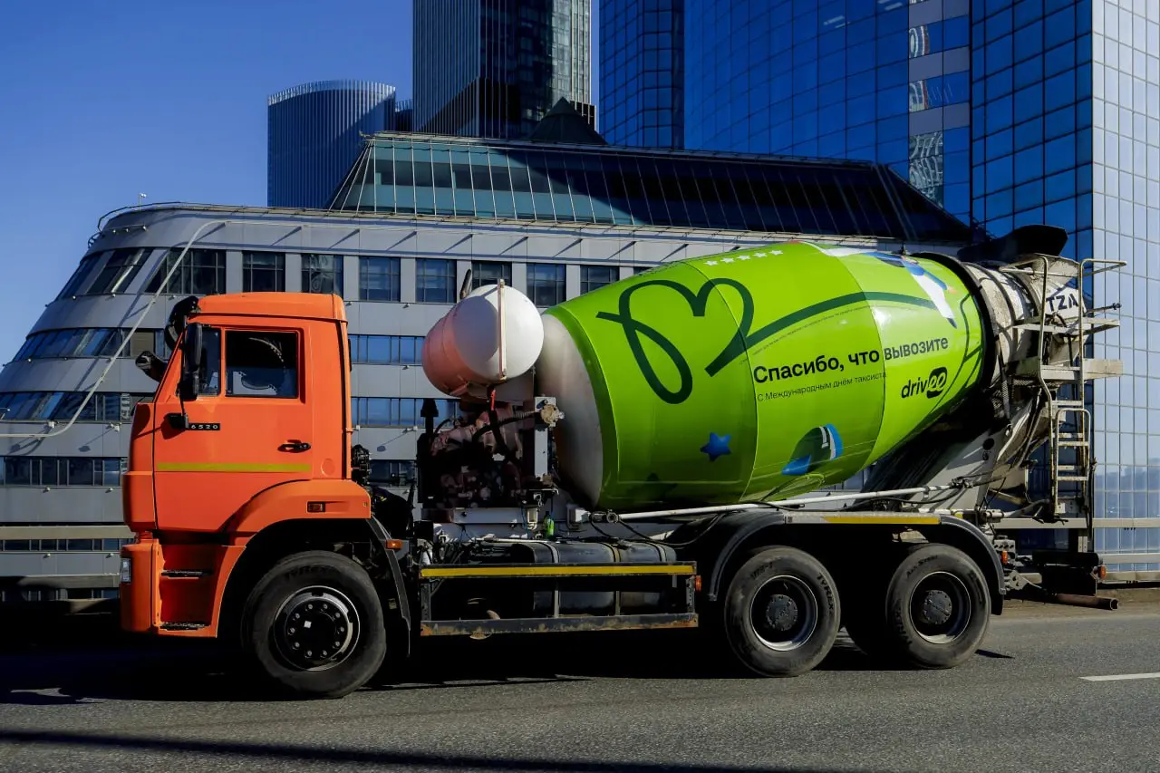 По всей стране Drivee поздравил тех, кто каждый день за рулём 🚕
К Международному дню таксиста сервис запустил кампанию с простой, но точной big idea: «Таксист — это…» | Сетка — социальная сеть от hh.ru