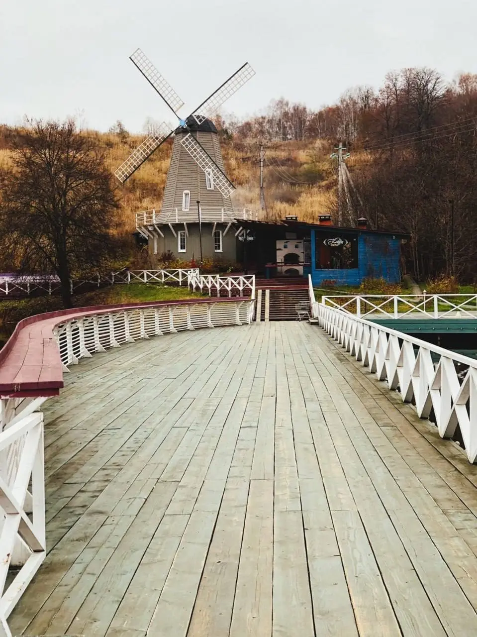 🏠 Маленькая Голландия недалеко от Москвы
Село Ромашково — уютный уголок, где цветные домики в голландском стиле стоят на берегу реки, а рядом возвышается настоящая ветряная мельница | Сетка — социальная сеть от hh.ru