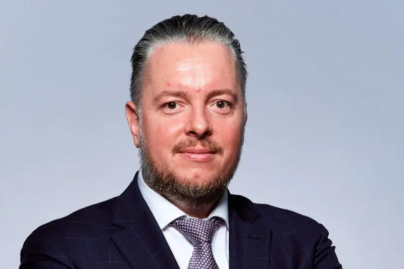 Новым главой ПАО «Элемент» стал Олег Хазов
Илья Иванцов покинул пост президента ПАО «Элемент». С 20 марта 2026 года на его место назначен Олег Хазов | Сетка — социальная сеть от hh.ru