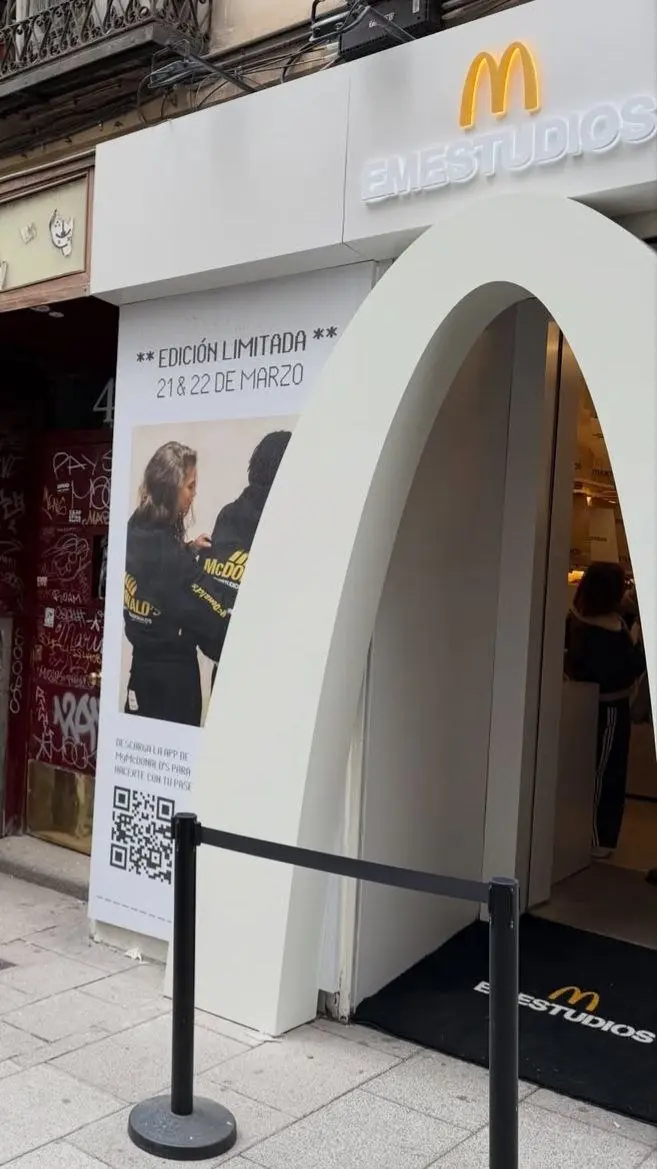 McDonald’s x Eme Studios
В минувшие выходные один из магазинов streetwear-бренда Eme Studios в Мадриде буквально трансформировался в кухню McDonald’s в рамках коллаборации двух компаний | Сетка — социальная сеть от hh.ru