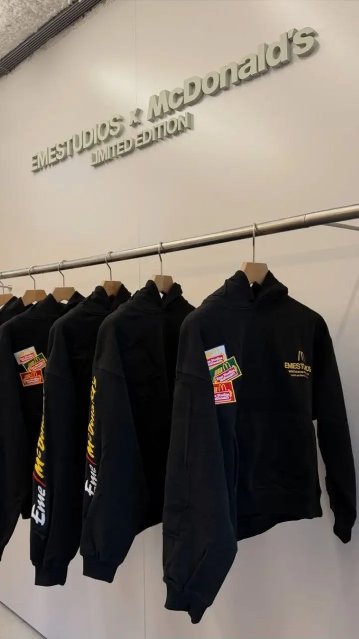 McDonald’s x Eme Studios
В минувшие выходные один из магазинов streetwear-бренда Eme Studios в Мадриде буквально трансформировался в кухню McDonald’s в рамках коллаборации двух компаний | Сетка — социальная сеть от hh.ru