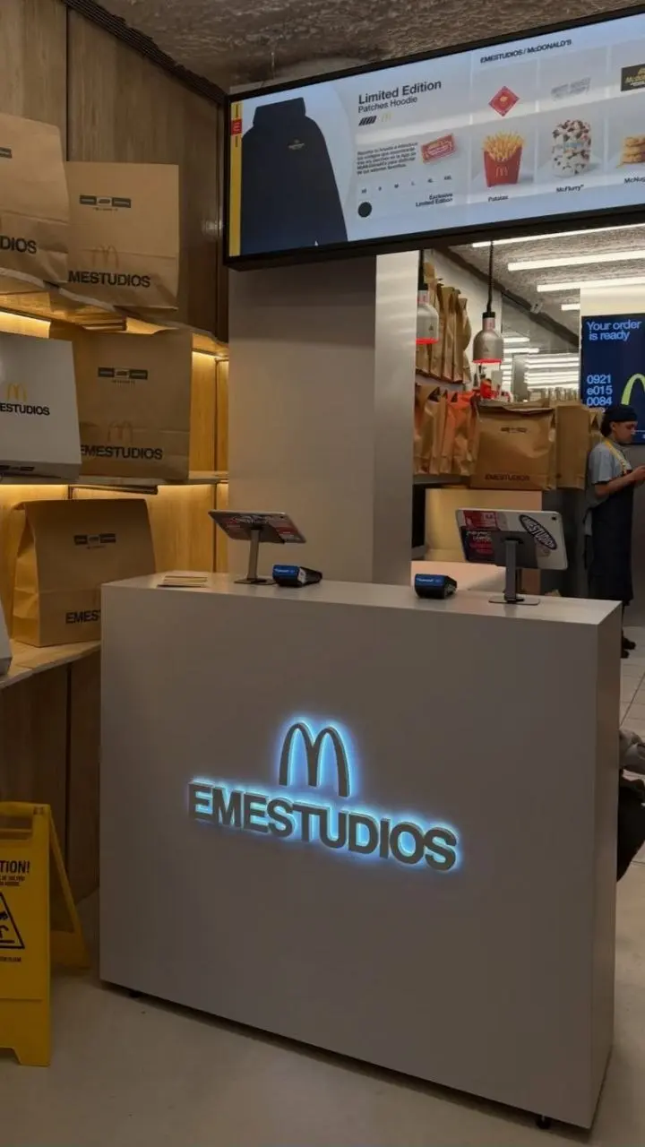 McDonald’s x Eme Studios
В минувшие выходные один из магазинов streetwear-бренда Eme Studios в Мадриде буквально трансформировался в кухню McDonald’s в рамках коллаборации двух компаний | Сетка — социальная сеть от hh.ru