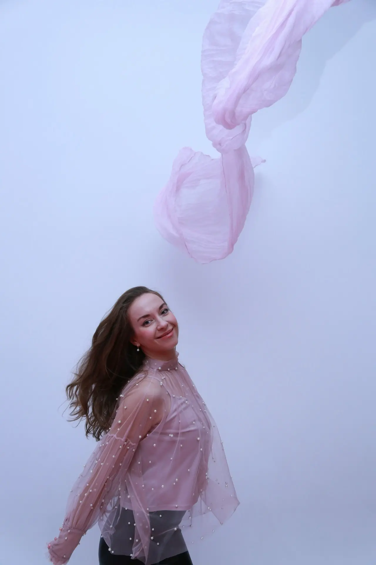 Что может быть романтичнее и более по-весеннему? Нежные кадры с ощущением полёта с арт-проекта #ROZOVO - в кадре художник Анна Горбенко, за кадром фотограф Алена Филина | Сетка — социальная сеть от hh.ru