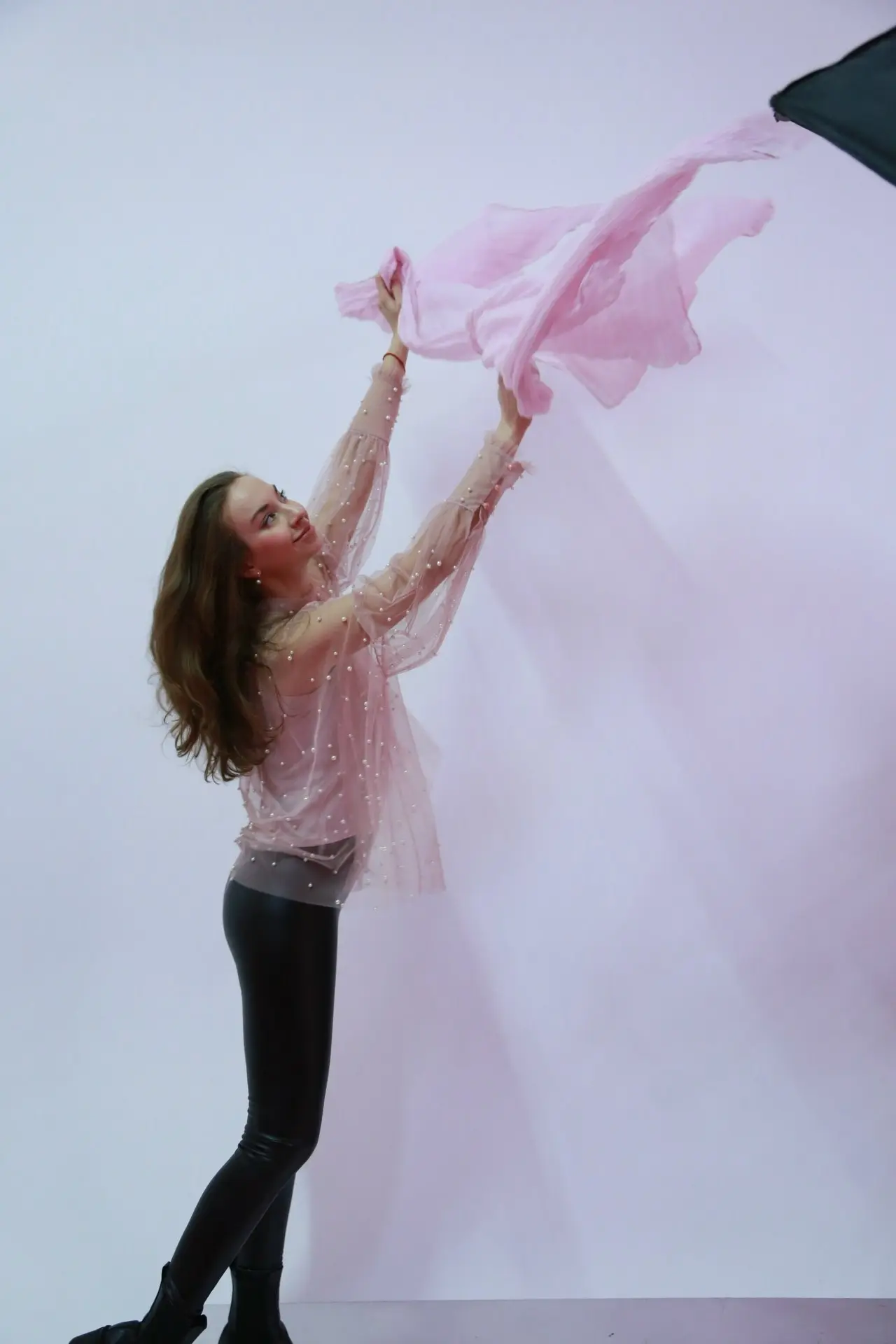 Что может быть романтичнее и более по-весеннему? Нежные кадры с ощущением полёта с арт-проекта #ROZOVO - в кадре художник Анна Горбенко, за кадром фотограф Алена Филина | Сетка — социальная сеть от hh.ru