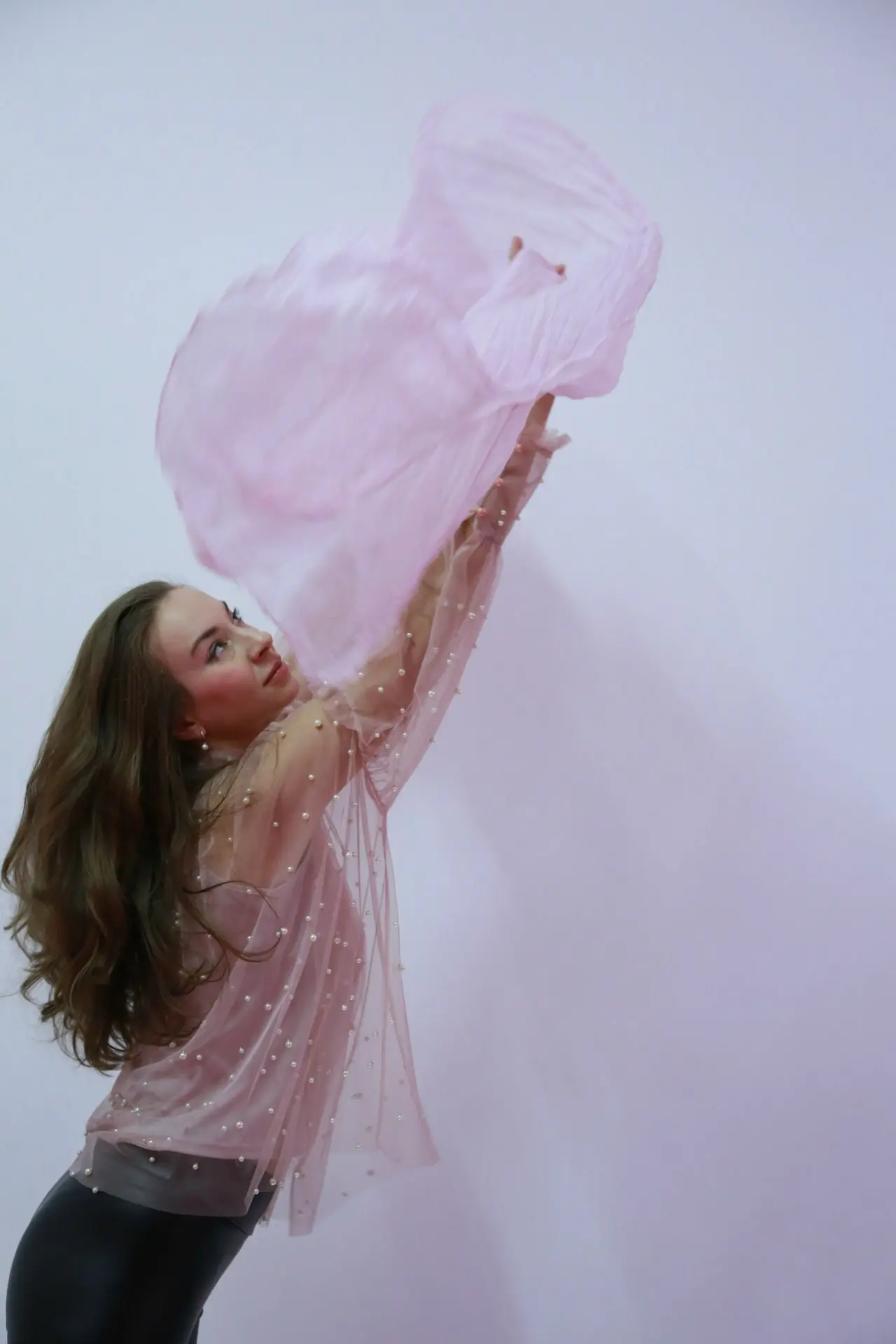 Что может быть романтичнее и более по-весеннему? Нежные кадры с ощущением полёта с арт-проекта #ROZOVO - в кадре художник Анна Горбенко, за кадром фотограф Алена Филина | Сетка — социальная сеть от hh.ru