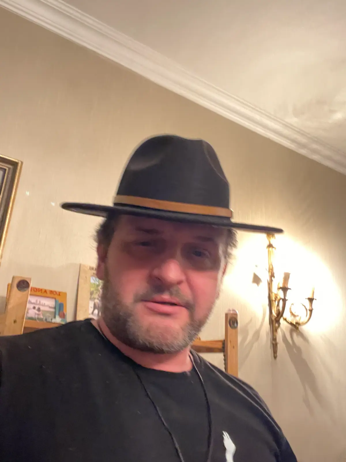 Зумеры меня боятся. И это лучший комплимент в моей карьере
Дело в том, что «страдание» стало гламурным аксессуаром.
Сегодня люди гордятся своей травмой. Это новый тренд. Это пропуск в клуб «свои» | Сетка — социальная сеть от hh.ru