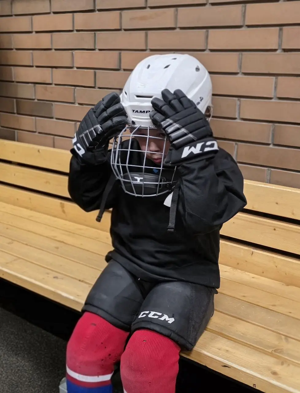 🏒Должен лучше?
Вчера на тренировке по хоккею была группа, кто уже два года занимается, и был мой сын и еще один мальчик, кто только начинает и учится стоять на коньках | Сетка — социальная сеть от hh.ru