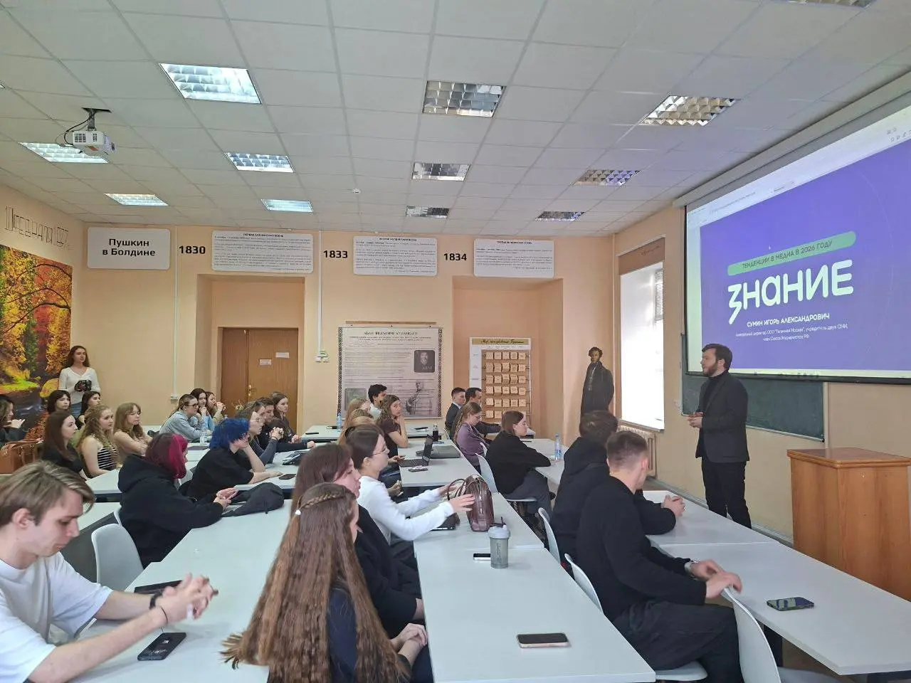 На минувшей неделе заехал в родной Нижний Новгород в ННГУ им.Лобачевского с лекцией про тренды в медиа. Встречи со студентами-журналистами всегда носят очень продуктивный и яркий характер | Сетка — социальная сеть от hh.ru