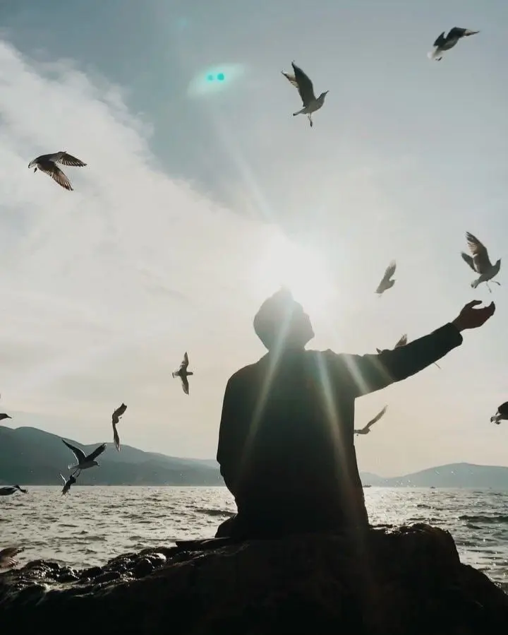 Притча о наслаждении
Один богатый человек, улучив минутку между делами, прогуливался по берегу моря. Он увидел рыболова, который лениво разлегся возле своей лодки и курил трубку | Сетка — социальная сеть от hh.ru