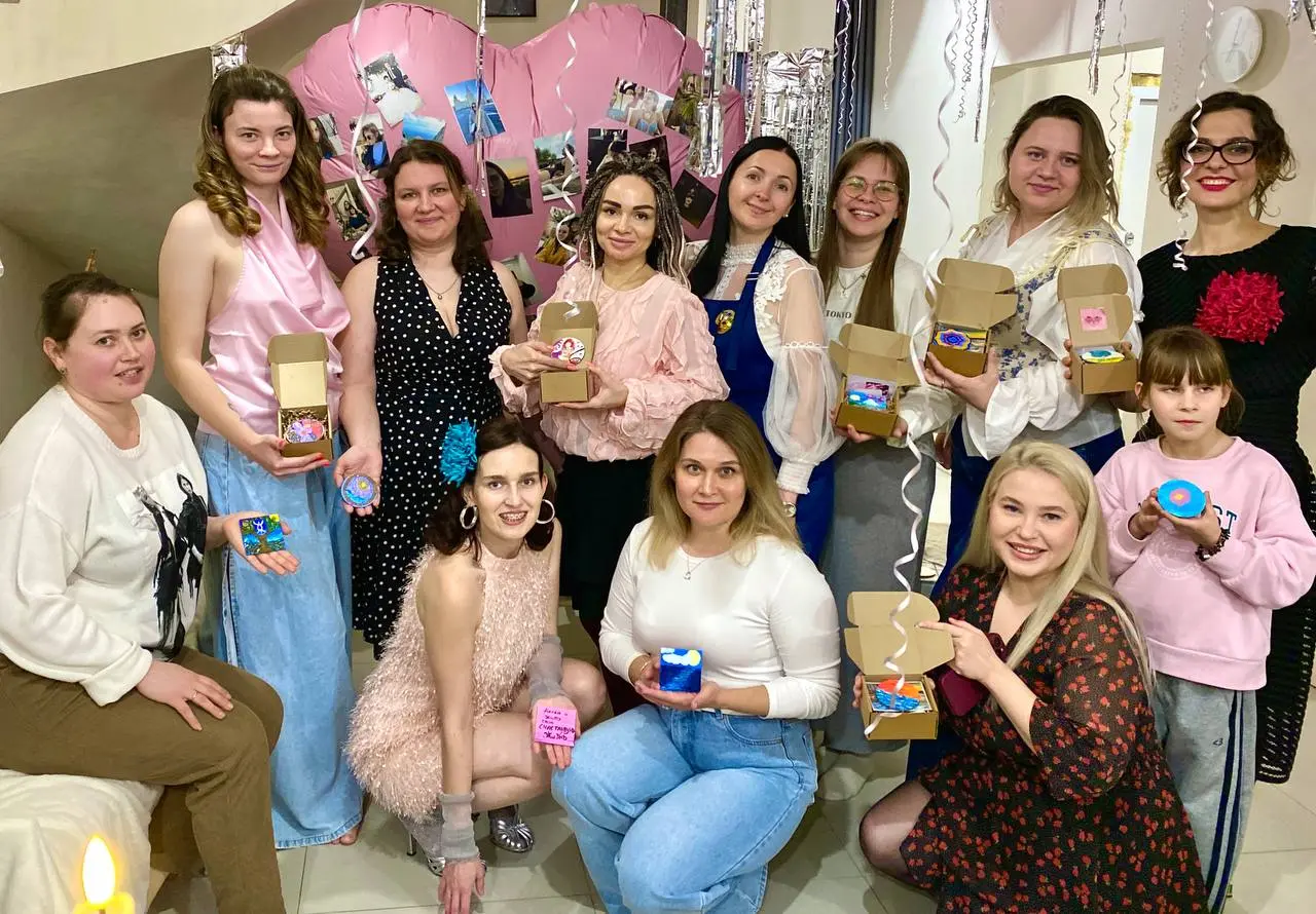 Привет, дорогие!
Недавно у меня состоялся авторский МК «ХОЛСТ.МАСЛО.ВИНО | Сетка — социальная сеть от hh.ru