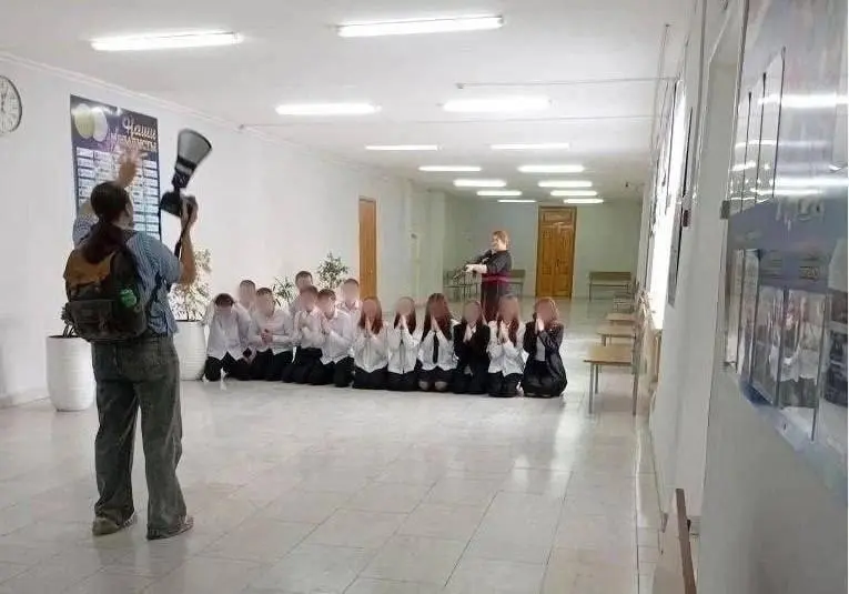 Учительница поставила школьников на колени и направила на них автомат | Сетка — социальная сеть от hh.ru