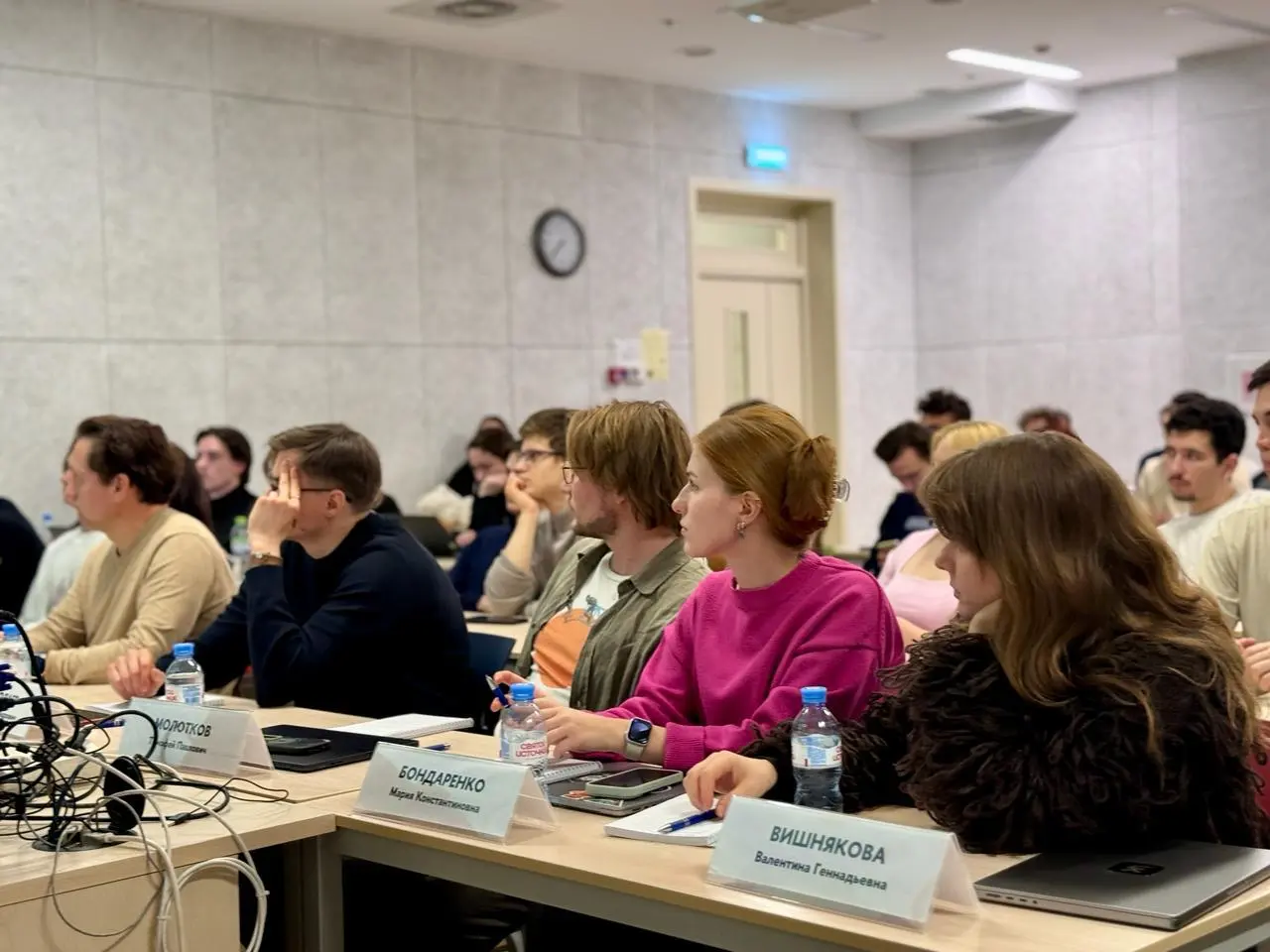 — Алло, да, пиццу заказывали?
🌸Pizza Pitch Клуба предпринимателей ФКН — возможность получить честный фидбэк от экспертов и найти новые точки роста через общение и нетворкинг | Сетка — социальная сеть от hh.ru