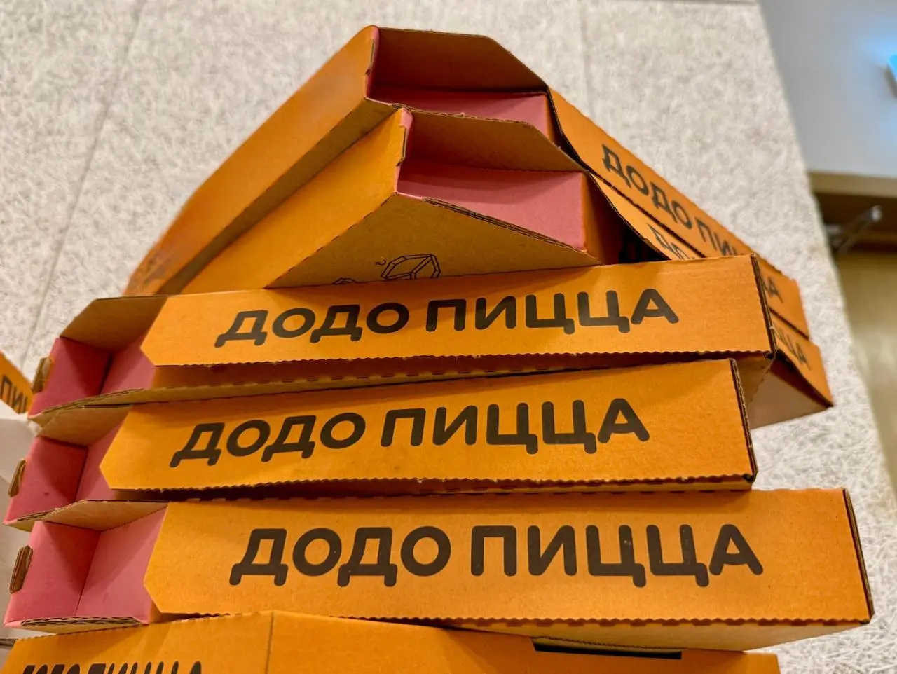 — Алло, да, пиццу заказывали?
🌸Pizza Pitch Клуба предпринимателей ФКН — возможность получить честный фидбэк от экспертов и найти новые точки роста через общение и нетворкинг | Сетка — социальная сеть от hh.ru