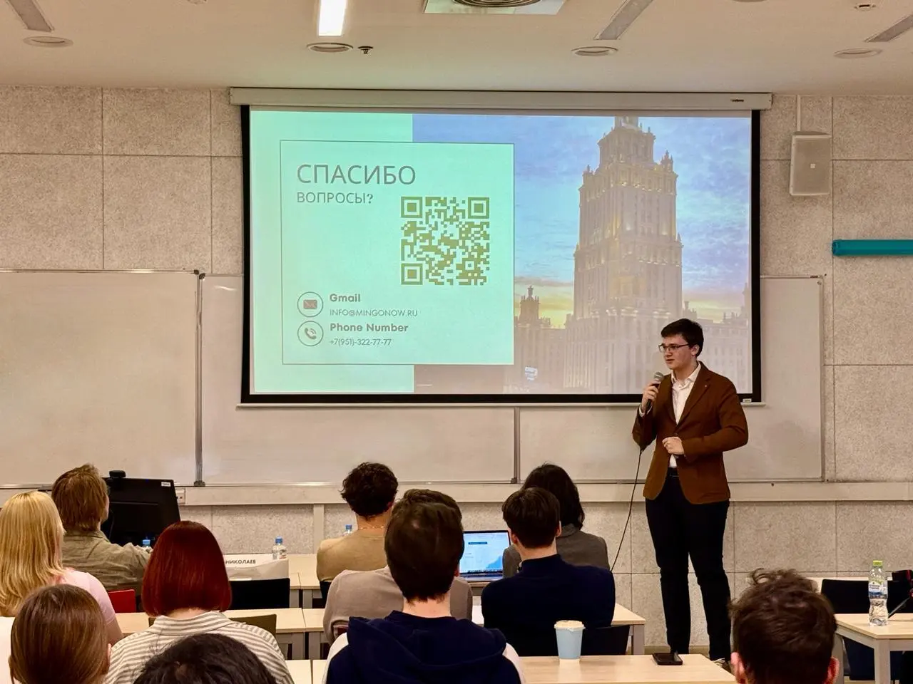 — Алло, да, пиццу заказывали?
🌸Pizza Pitch Клуба предпринимателей ФКН — возможность получить честный фидбэк от экспертов и найти новые точки роста через общение и нетворкинг | Сетка — социальная сеть от hh.ru