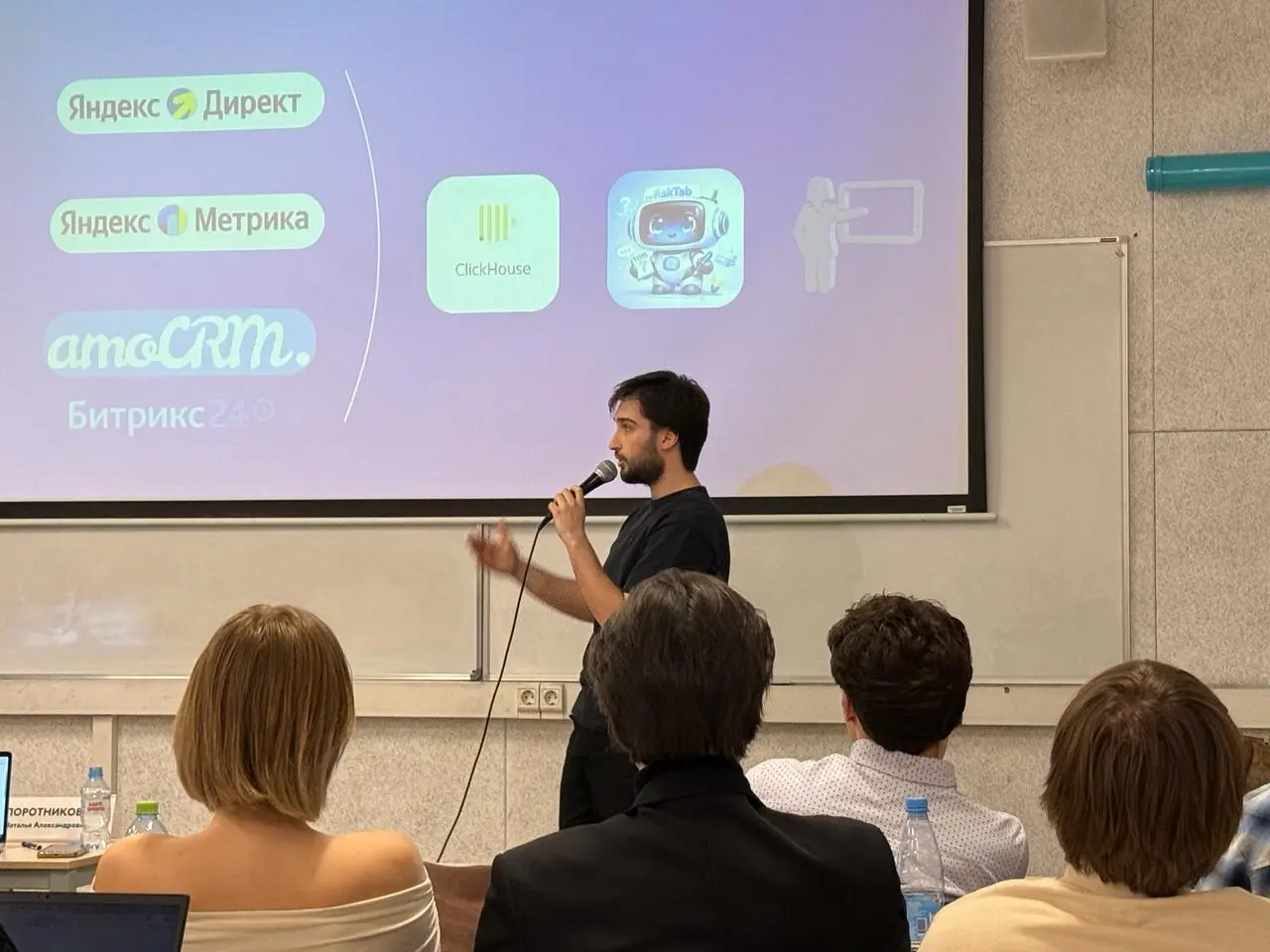 — Алло, да, пиццу заказывали?
🌸Pizza Pitch Клуба предпринимателей ФКН — возможность получить честный фидбэк от экспертов и найти новые точки роста через общение и нетворкинг | Сетка — социальная сеть от hh.ru